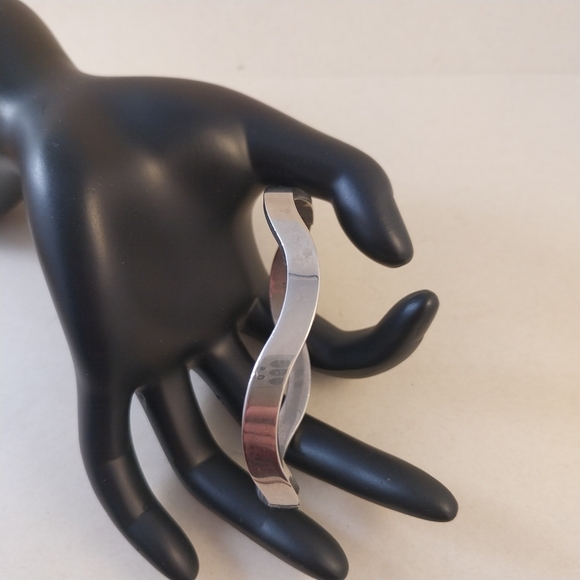 Elegant Sterlig Silver Wave Bangle - Picture 2 of 14